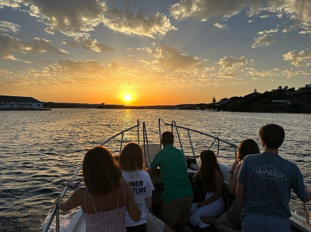 Ver las mejores puestas de sol desde un taxi marítimo
